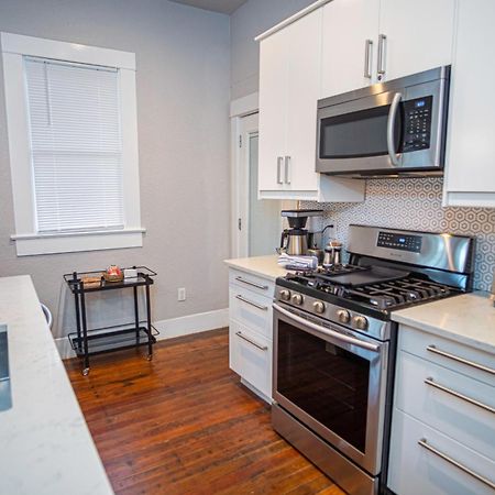 Chic Downtown Farmhouse With Garden And Bbq Grill San Antonio Bagian luar foto