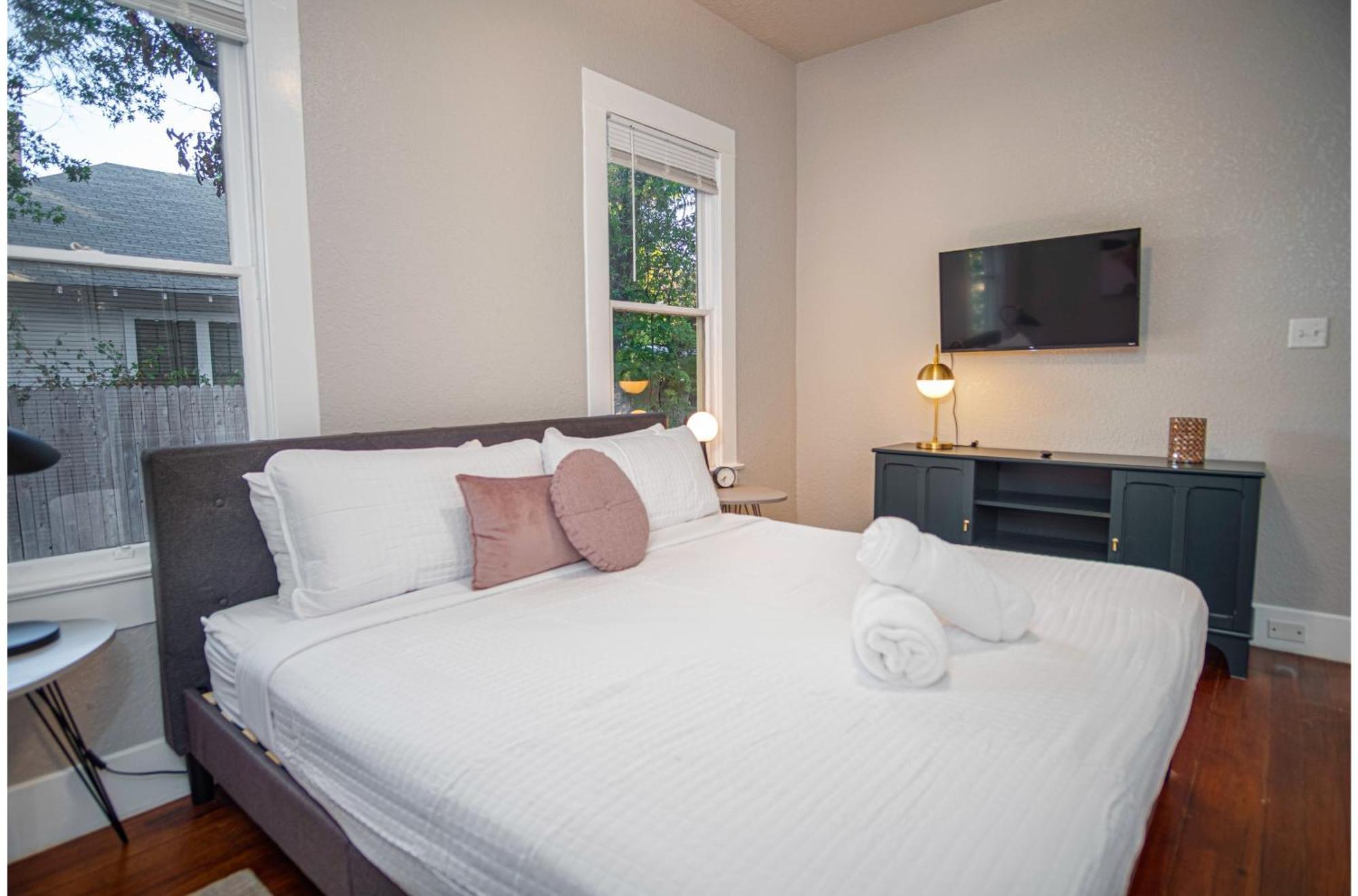 Chic Downtown Farmhouse With Garden And Bbq Grill San Antonio Bagian luar foto