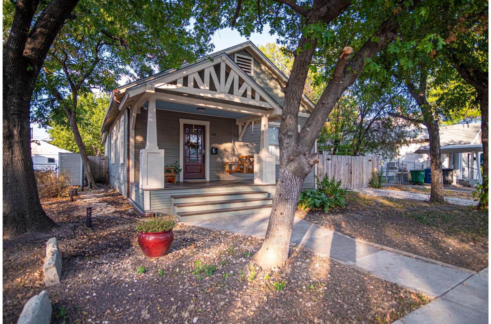 Chic Downtown Farmhouse With Garden And Bbq Grill San Antonio Bagian luar foto