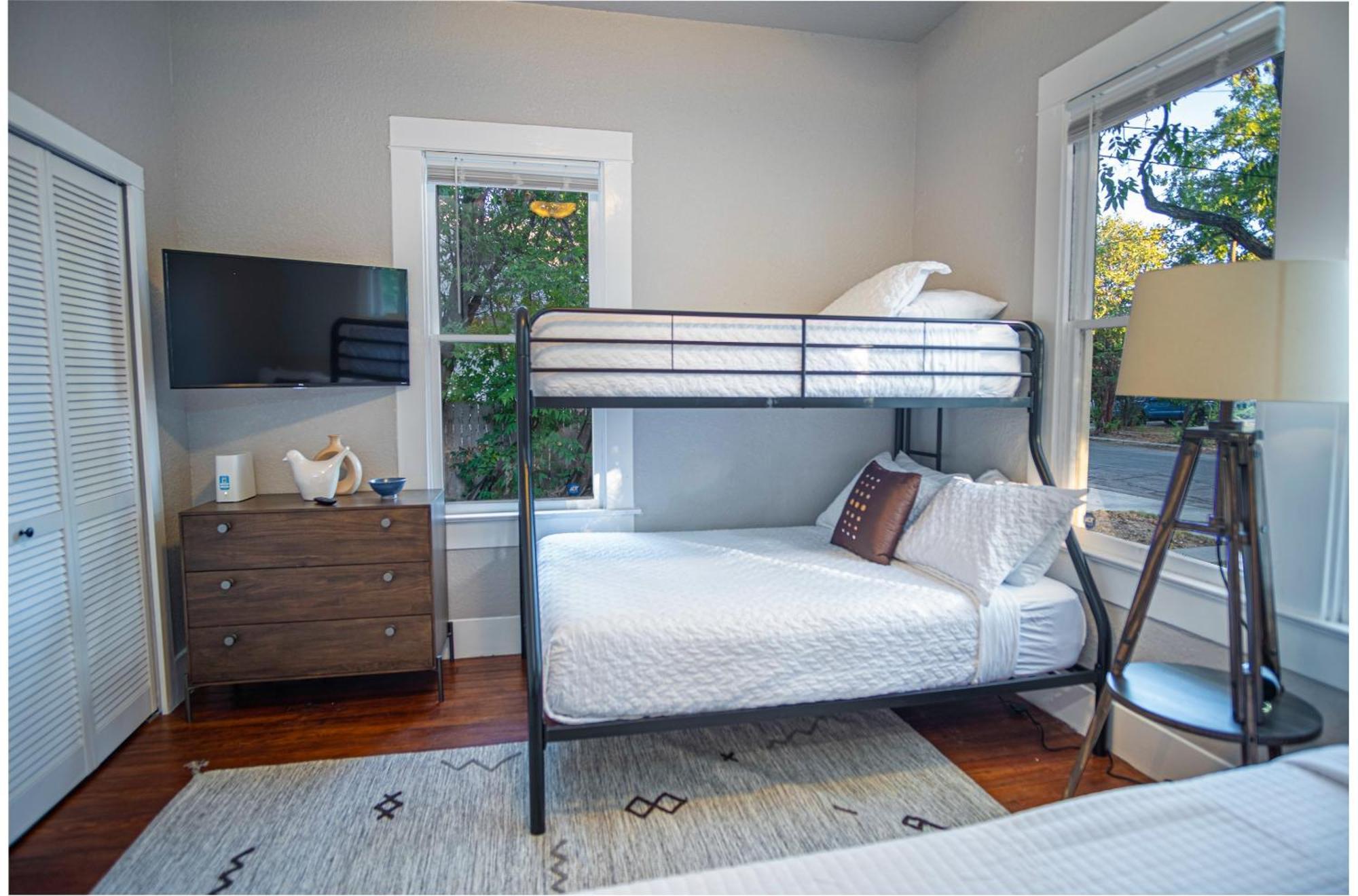 Chic Downtown Farmhouse With Garden And Bbq Grill San Antonio Bagian luar foto