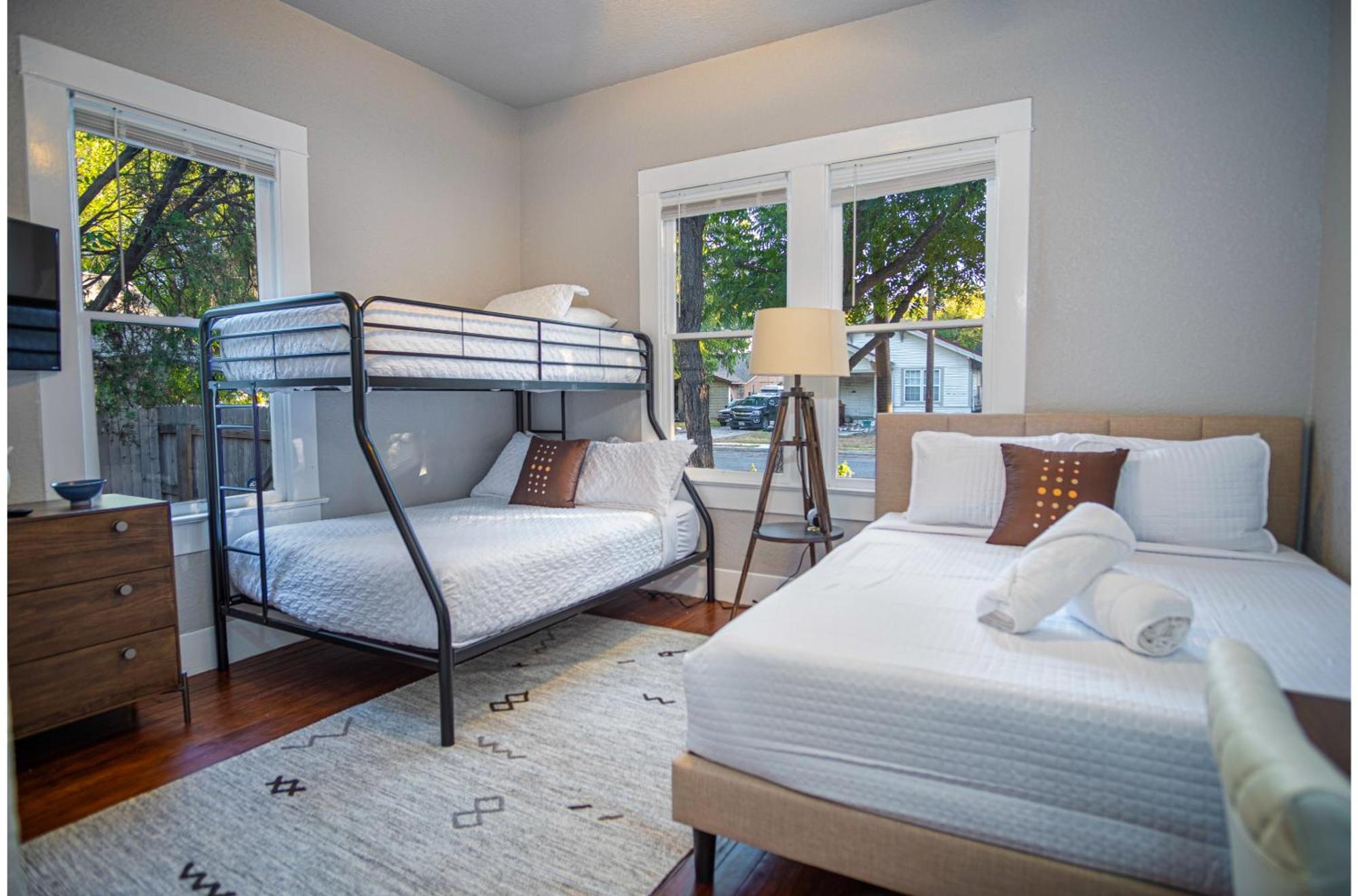 Chic Downtown Farmhouse With Garden And Bbq Grill San Antonio Bagian luar foto